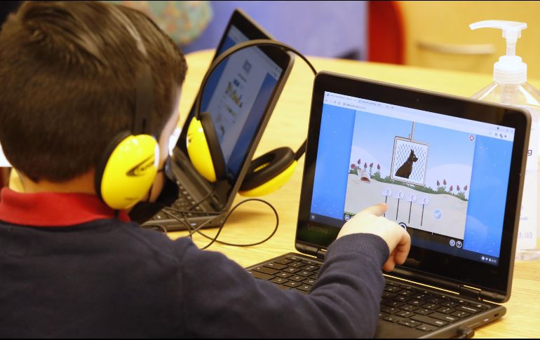 Se entregarán computadoras Chromebooks para facilitar el aprendizaje a distancia, la creación de materiales educativos y el trabajo colaborativo. AFP / ARCHIVO