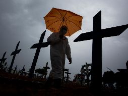 Tumbas de víctimas de COVID-19 en el cementerio Nossa Senhora Aparecida, en Manaus, Brasil. El país batió ayer el récord de muertos en 24 horas (2 mil 286). AFP/ARCHIVO