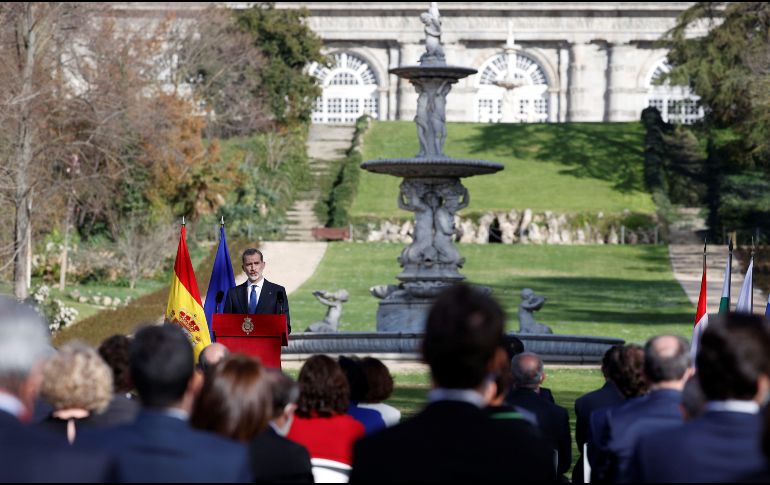El rey Felipe VI pronuncia un discurso en el marco de la conmemoración del Día Europeo de las Víctimas del Terrorismo en el Palacio Real de Madrid. EFE/Mariscal