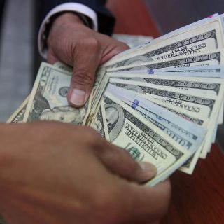 Dólar acumula baja de 90 centavos en tres días; cierra en 21.04 pesos
