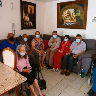 La Secretaría de Salud llevan vacuna a asilos