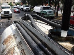 Ciudadanos afectados por los cortes de agua han tenido que recurrir al servicio de pipas. NOTIMEX/Archivo