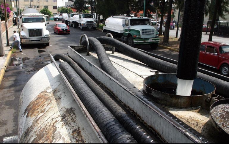 Ciudadanos afectados por los cortes de agua han tenido que recurrir al servicio de pipas. NOTIMEX/Archivo