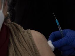 ''Ya se están haciendo todos los estudios con especialistas, y al parecer no hay relación entre la vacuna y el lamentable fallecimiento de la señora'', dijo AMLO durante su conferencia matutina. AFP / ARCHIVO