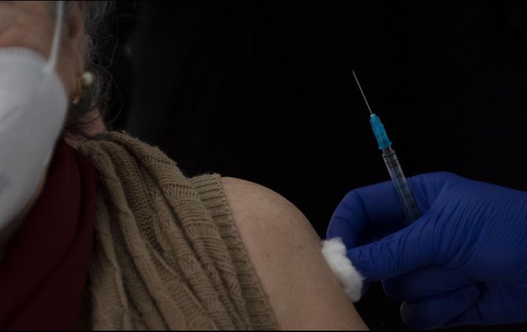 ''Ya se están haciendo todos los estudios con especialistas, y al parecer no hay relación entre la vacuna y el lamentable fallecimiento de la señora'', dijo AMLO durante su conferencia matutina. AFP / ARCHIVO