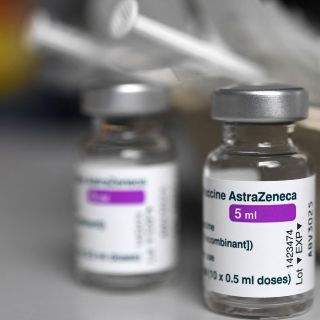 COVID-19: AstraZeneca asegura que "no hay pruebas de riesgo agravado" de trombos con su vacuna