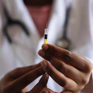 Viral: Carga a su madre para recibir vacuna anti COVID