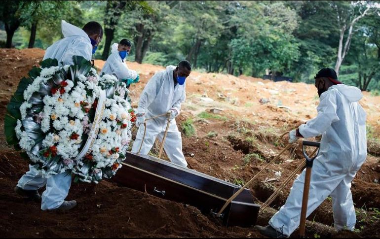 Trabajadores llevan a cabo el entierro de una víctima de coronavirus en el cementerio Vila Formosa, en Sao Paulo. EFE/Fernando Bizerra