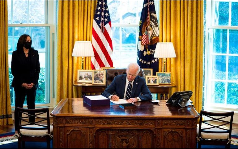 Millones de estadounidenses con ingresos anuales inferiores a 75 mil dólares por persona recibirán un cheque de mil 400 dólares por adulto y por niño. EFE/D. Mills