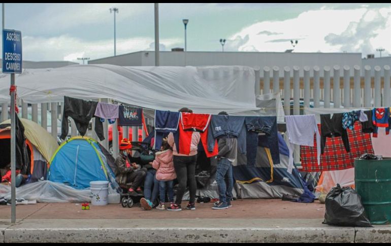 Los casi mil migrantes del albergue improvisado por ellos en la garita de El Chaparral tienen que soportar temperaturas de cinco grados por las noches. EFE/J. Terríquez