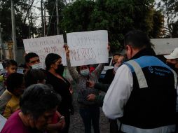 Hacia las ocho de la noche, los vecinos ya habían cerrado la circulación del Periférico. EL INFORMADOR/G. Gallo