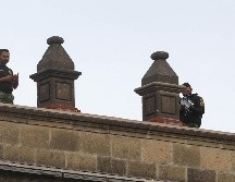 Una publicación en Facebook afirmó falsamente que el Gobierno de México desplegó ''francotiradores'' en la azotea del Palacio Nacional durante las protestas del 8 de marzo. SUN / D. Sánchez