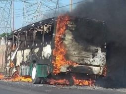 Las llamas consumieron al vehículo en su totalidad. ESPECIAL