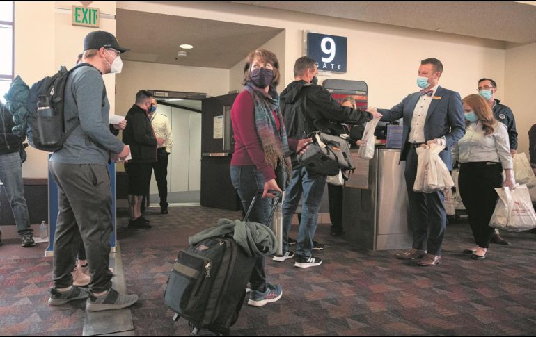 El incremento de viajes coincide con la aceleración de la campaña de vacunación. AP