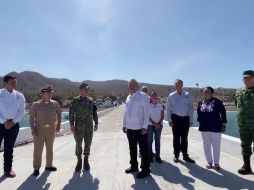 El Presidente López Obrador en el expenal; lo acompañan el gobernador de Sinaloa y el nuevo gobernador (de caqui) de las islas Marías. TWITTER/lopezobrador_