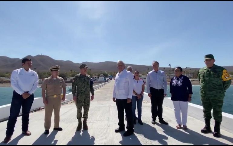 El Presidente López Obrador en el expenal; lo acompañan el gobernador de Sinaloa y el nuevo gobernador (de caqui) de las islas Marías. TWITTER/lopezobrador_