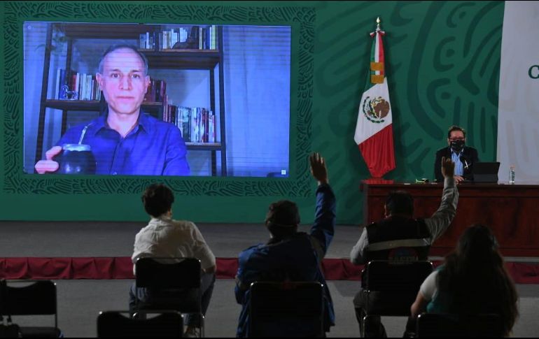 Gatell salió a caminar infectado con COVID-19, minimizando los efectos. SUN/H. García