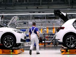 Volkswagen vendió más de 9.3 millones de vehículos el año pasado, un 15% menos que en 2019. AFP/ARCHIVO