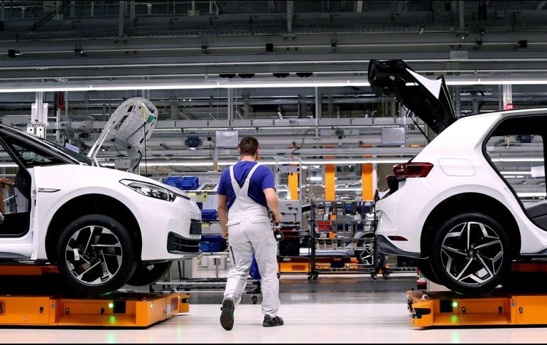 Volkswagen vendió más de 9.3 millones de vehículos el año pasado, un 15% menos que en 2019. AFP/ARCHIVO