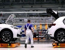 Volkswagen vendió más de 9.3 millones de vehículos el año pasado, un 15% menos que en 2019. AFP/ARCHIVO