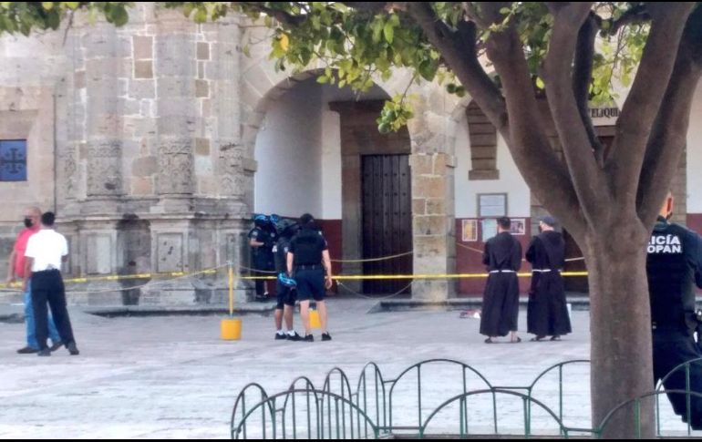 Personal de servicios médicos municipales atendieron al religioso, que presentaba una herida de bala. ESPECIAL