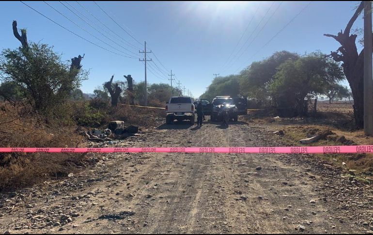 El cadáver fue localizado a pocos metros del ingreso a Lomas de Tejeda, cerca de las granjas de pollo. ESPECIAL /