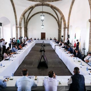 Atiborran de mesas la administración estatal