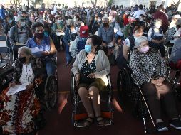 Personas de la Tercera edad se formaron desde un día antes para poder recibir la vacuna contra el COVID-19 este lunes. EL INFORMADOR / A. Camacho