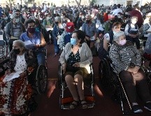 Personas de la Tercera edad se formaron desde un día antes para poder recibir la vacuna contra el COVID-19 este lunes. EL INFORMADOR / A. Camacho