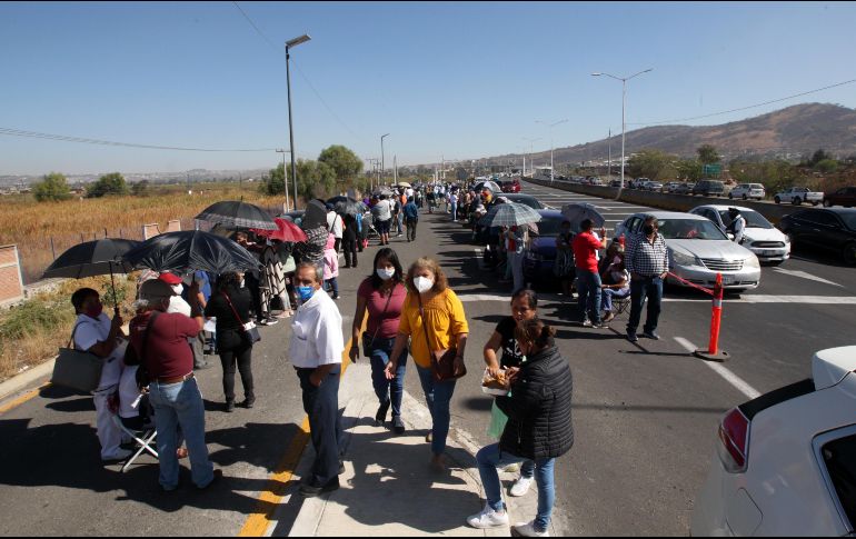 Hacia las 14:00 horas la Universidad de Guadalajara informó, a través de un comunicado, que durante la jornada matutina se inmunizó a mil 905 personas en la modalidad habitual. EL INFORMADOR / A. Camacho