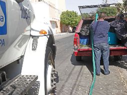 Desde la semana pasada, el SIAPA desplegó un operativo para abastecer a las colonias que han presentado intermitencias en el suministro del agua con pipas. EL INFORMADOR / ARCHIVO