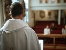 Un sacerdote continuó con la eucaristía acompañado de su mascota. PEXELS
