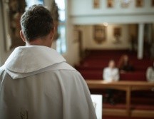 Un sacerdote continuó con la eucaristía acompañado de su mascota. PEXELS