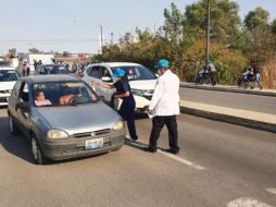 El primer filtro fue para indicar en el cristal frontal de los vehículos el número de personas mayores de 60 años. EL INFORMADOR / A. Montiel