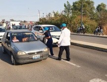 El primer filtro fue para indicar en el cristal frontal de los vehículos el número de personas mayores de 60 años. EL INFORMADOR / A. Montiel