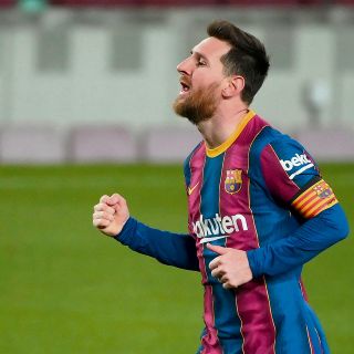 Messi luce y mantiene al Barcelona en la pelea