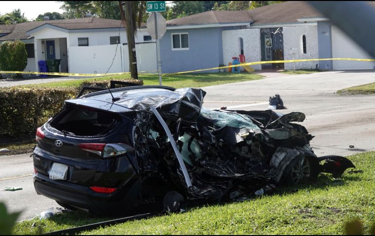 La cámara de un vecino grabó el accidente, en el que la avioneta cae en picada sobre la SUV que venía por la calle. AP / J. Cavaretta