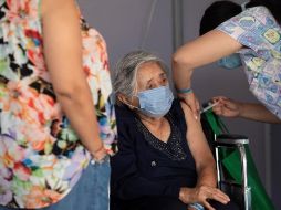 Una enfermera le administra una vacuna contra el nuevo coronavirus a una anciana en un centro de vacunación masivo localizado en la comuna de La Florida, en Santiago. EFE/A. Valdés