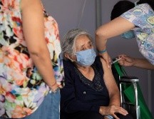 Una enfermera le administra una vacuna contra el nuevo coronavirus a una anciana en un centro de vacunación masivo localizado en la comuna de La Florida, en Santiago. EFE/A. Valdés