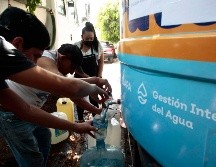 La población en las zonas afectadas ha tenido que enfrentar la tardanza de las pipas de agua. SIAPA / ARCHIVO