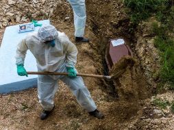 Fotografía tomada con dron que muestra el entierro de un joven de 28 años muerto por coronavirus, en el cementerio Despraiado en Cuiabá, capital de Mato Grosso, Brasil. EFE/R. Florentino