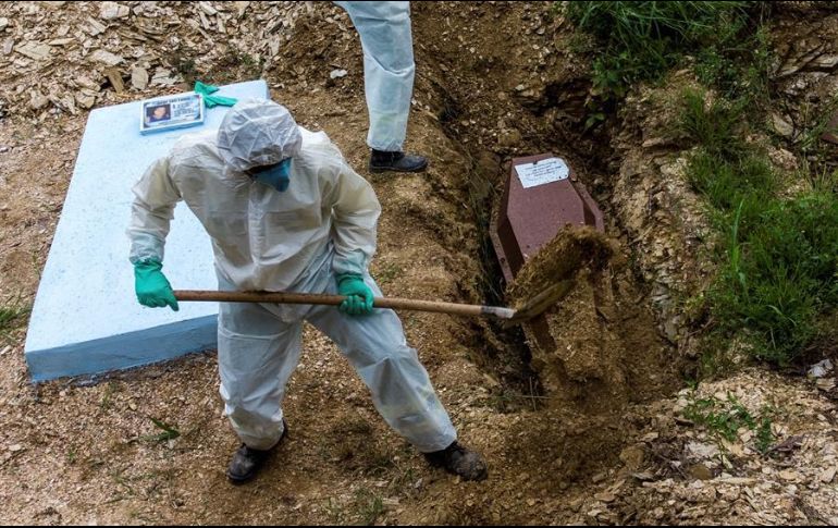Fotografía tomada con dron que muestra el entierro de un joven de 28 años muerto por coronavirus, en el cementerio Despraiado en Cuiabá, capital de Mato Grosso, Brasil. EFE/R. Florentino