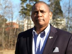 Se podrían diluir los anticuerpos de John Hollis al uno por mil y seguirían matando el 99% de los virus, aseguran los expertos. BBC