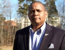 Se podrían diluir los anticuerpos de John Hollis al uno por mil y seguirían matando el 99% de los virus, aseguran los expertos. BBC