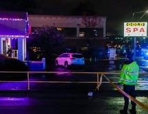 La policía arrestó a un hombre de 21 años oriundo de Georgia poco después y dijo que no quedaba claro cuál era el motivo de los crímenes, aunque muchas de las víctimas eran mujeres de ascendencia asiática. EFE / E. S. Lesser
