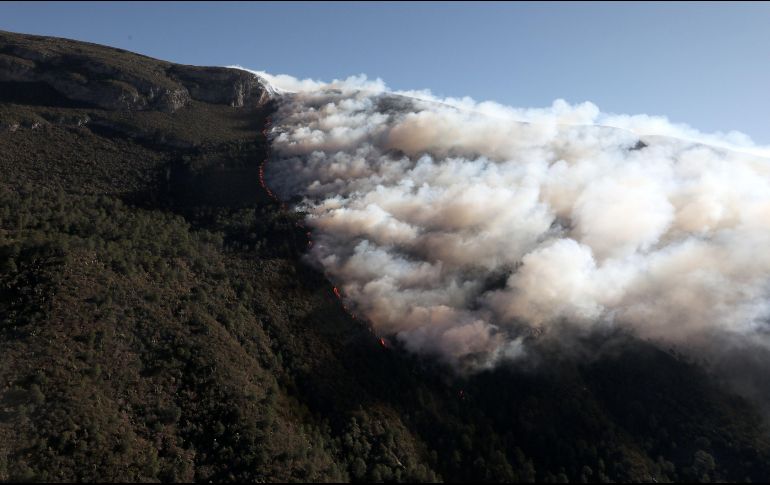 Así se observaba ayer un incendio cerca de la comunidad rural Los Lirios, en los limites d eCoahuila y Nuevo León. EFE/ARCHIVO