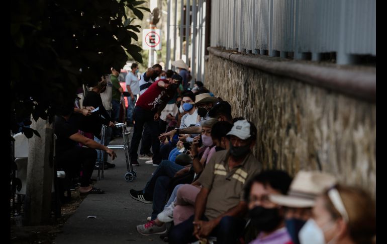 Centros de vacunación anti-COVID en Guadalajara lucen con filas a dos días de iniciar aplicación. EL INFORMADOR / G. GALLO