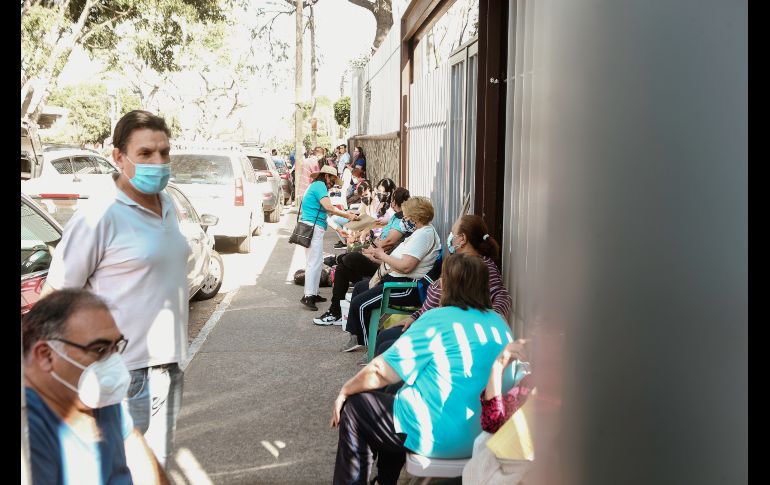 Centros de vacunación anti-COVID en Guadalajara lucen con filas a dos días de iniciar aplicación. EL INFORMADOR / G. GALLO