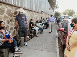Tapatíos se forman para la vacuna con dos días de anticipación