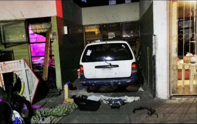 El vehículo robado, un Nissan Tsubame, se encontraba en una cochera de la colonia Hidalgo, en Guadalajara.  ESPECIAL